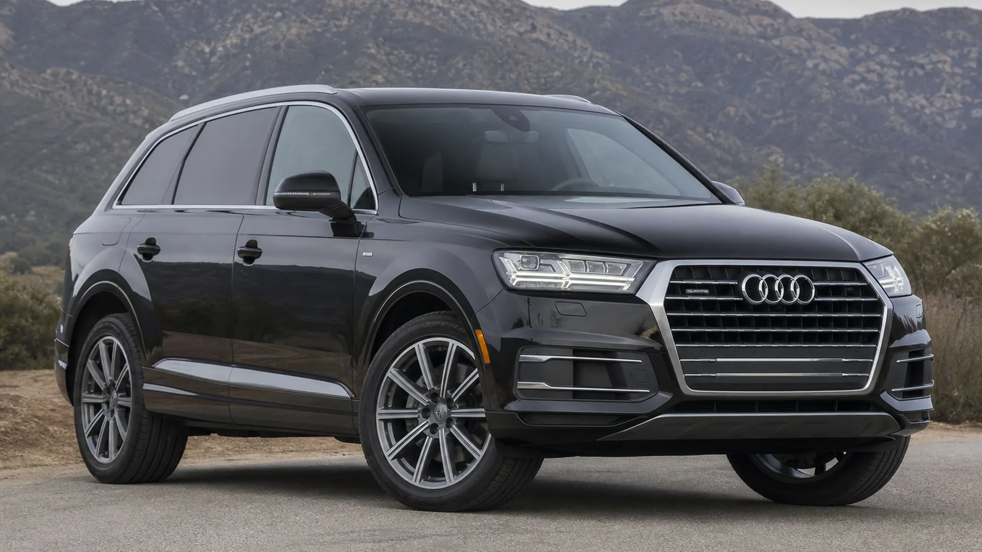A Audi Q7 parked outdoors.