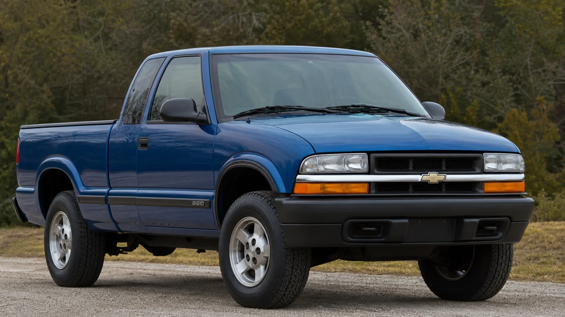 A Chevrolet S 10 parked outdoors.