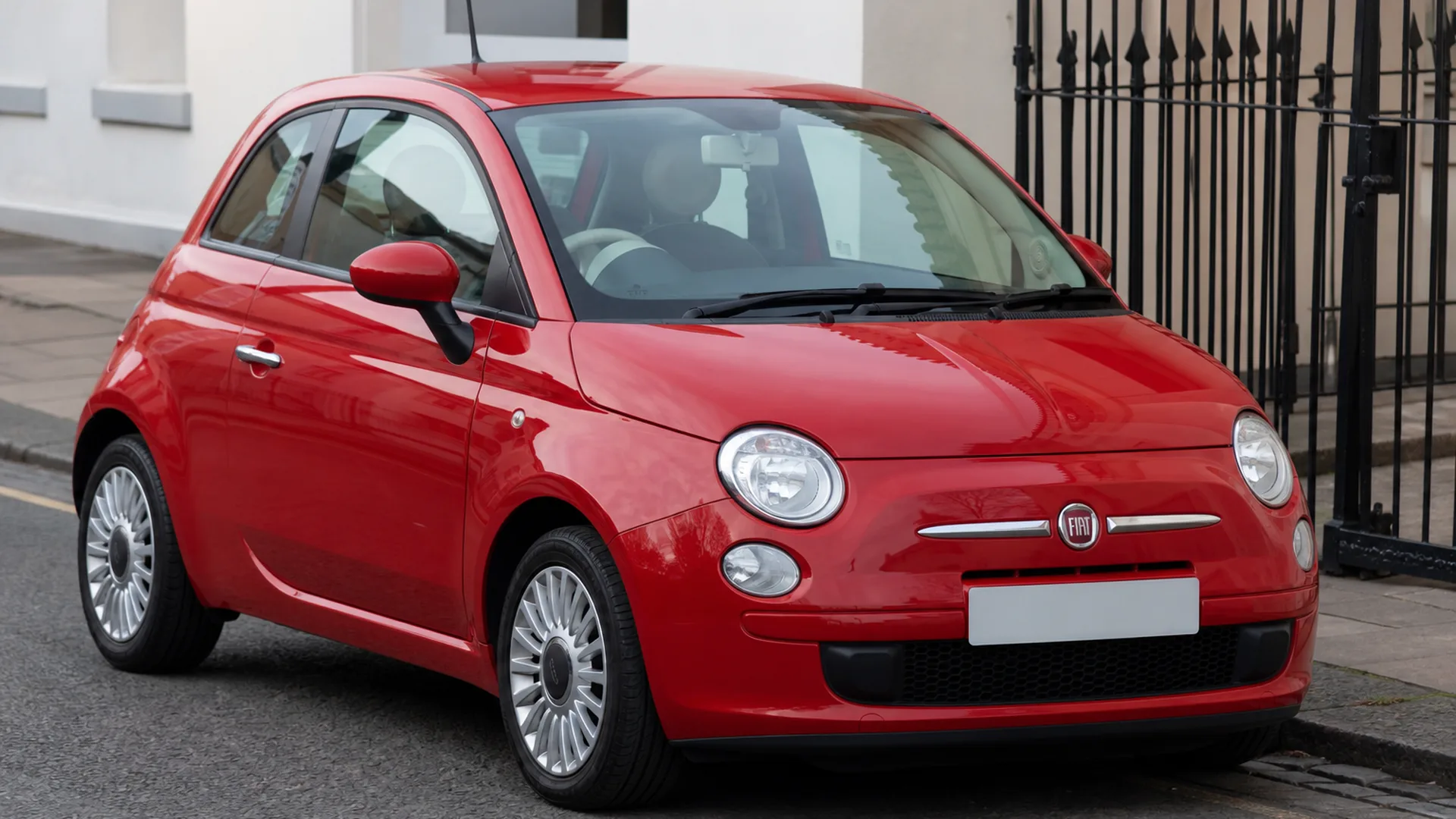 A Fiat 500 parked outdoors.