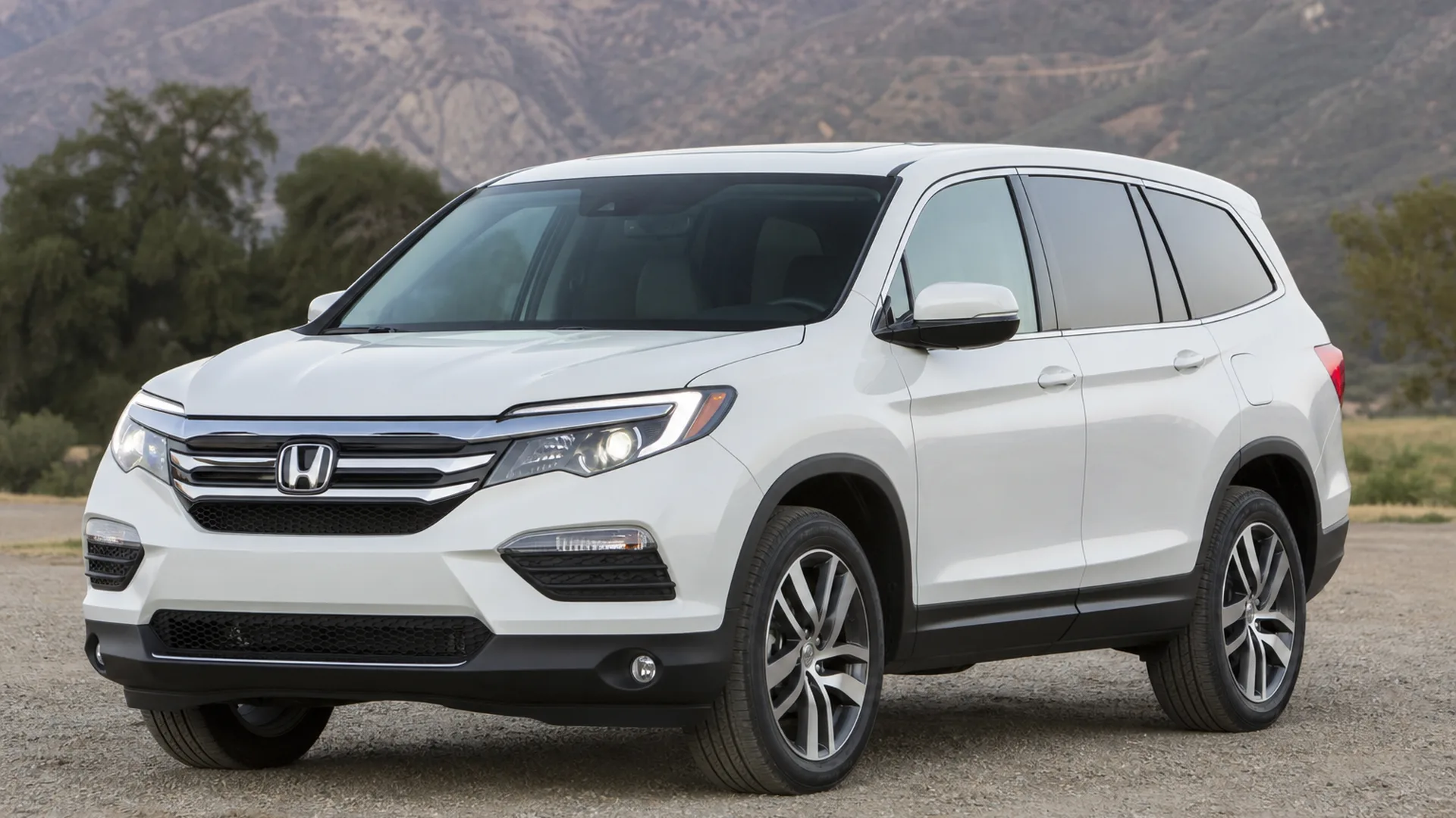 A Honda Pilot parked outdoors.
