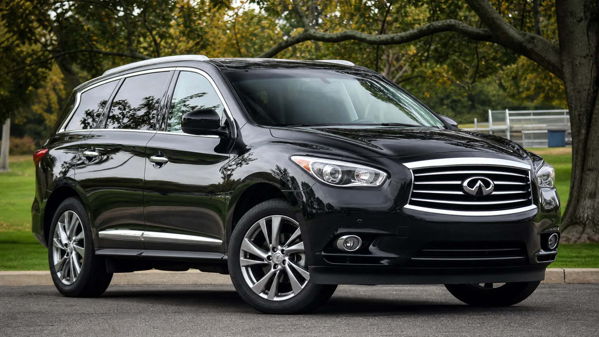 A Infiniti Jx35 parked outdoors.