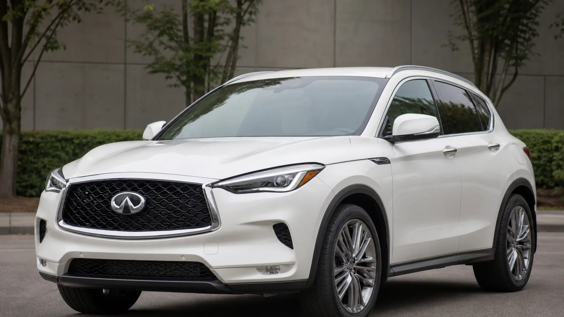 A Infiniti Qx50 parked outdoors.