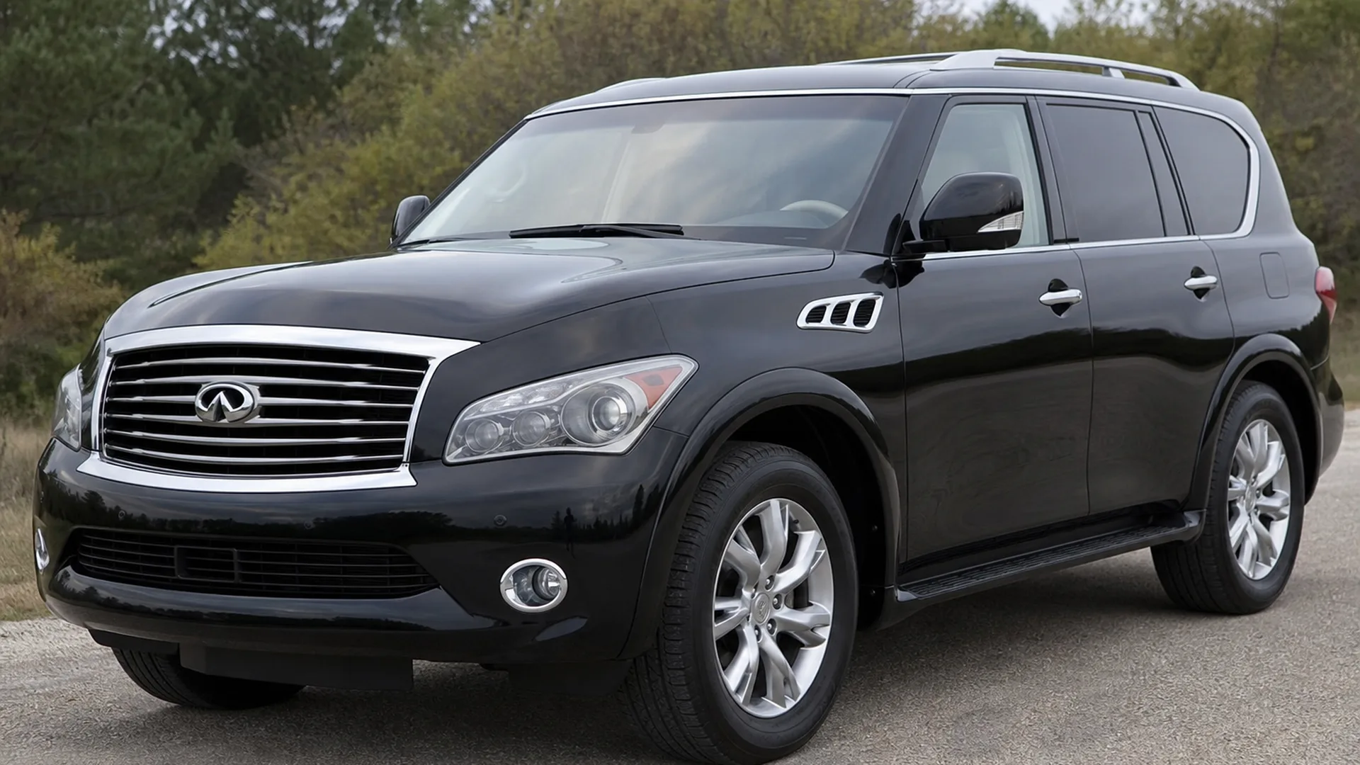 A Infiniti Qx56 parked outdoors.