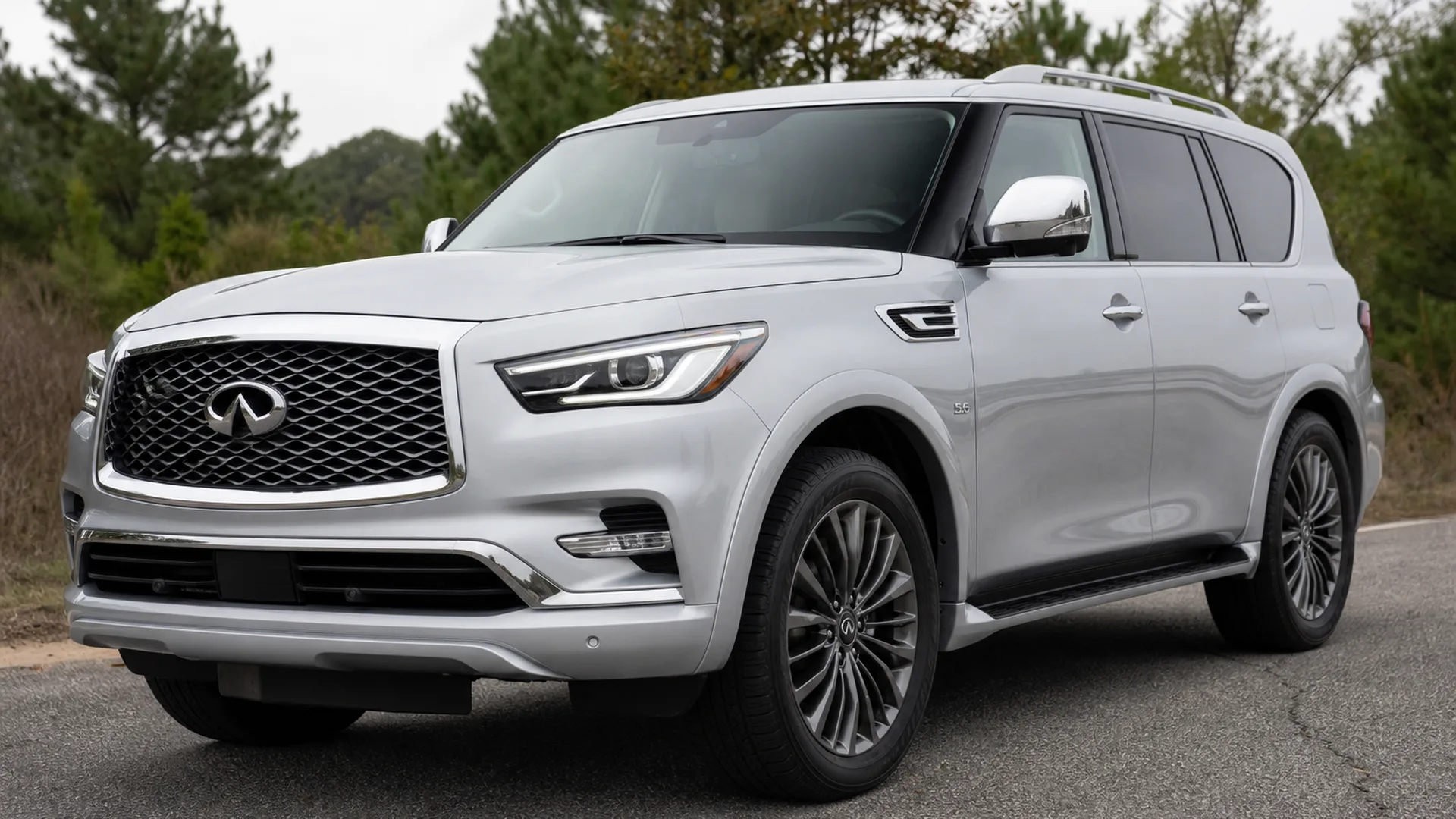 A Infiniti Qx80 parked outdoors.