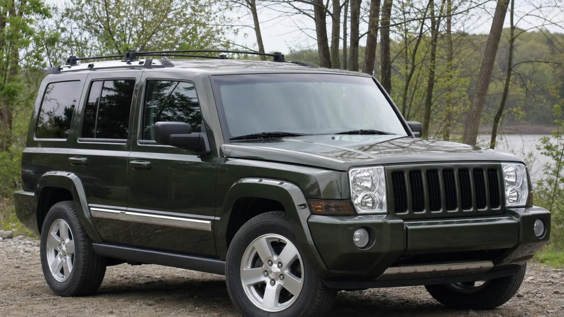 A Jeep Commander parked outdoors.