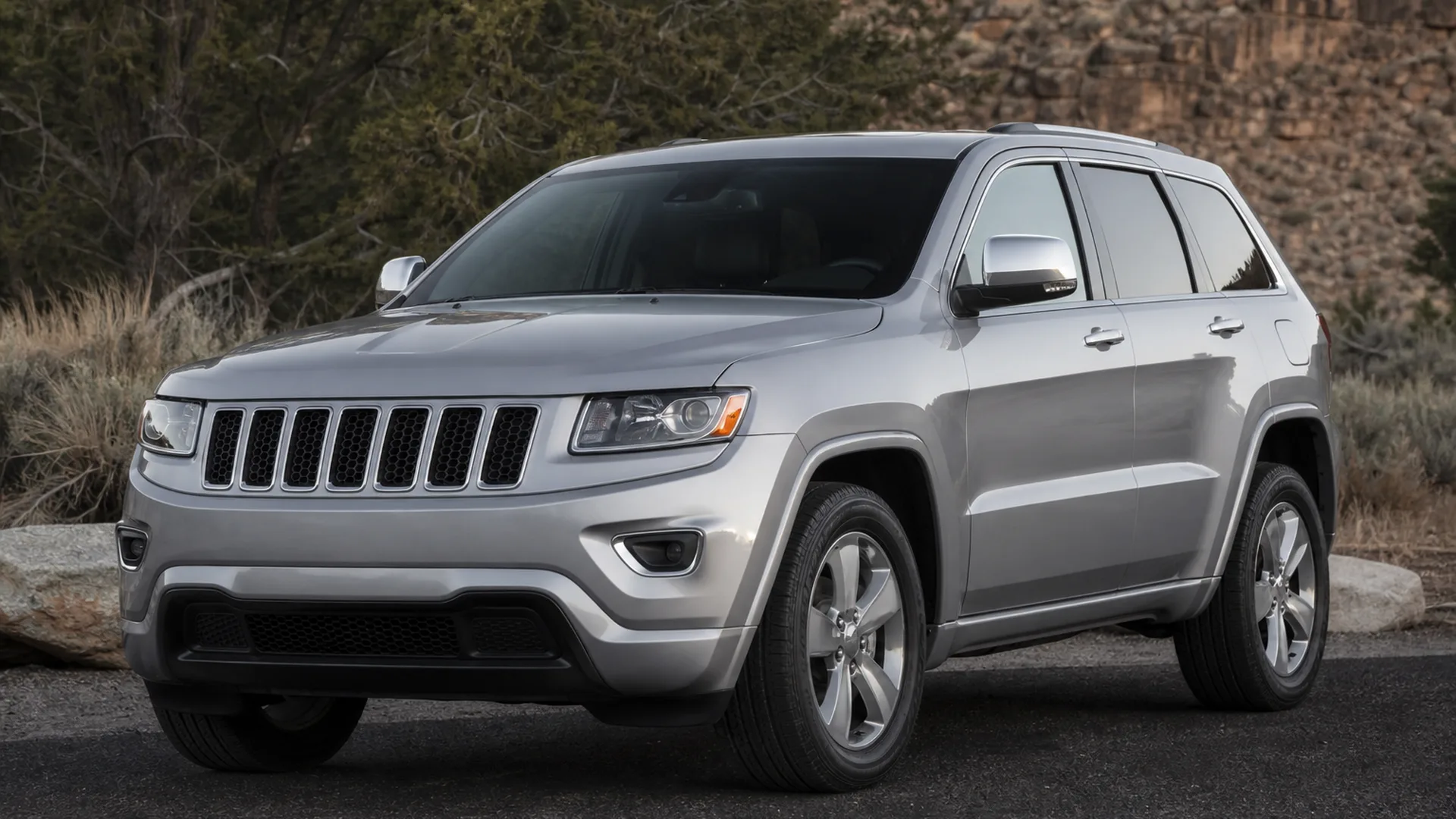 A silver Jeep Grand Cherokee SUV parked outdoors.