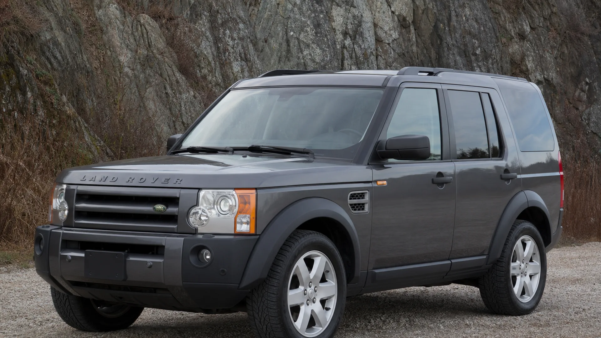 A Land Rover Lr3 parked outdoors.