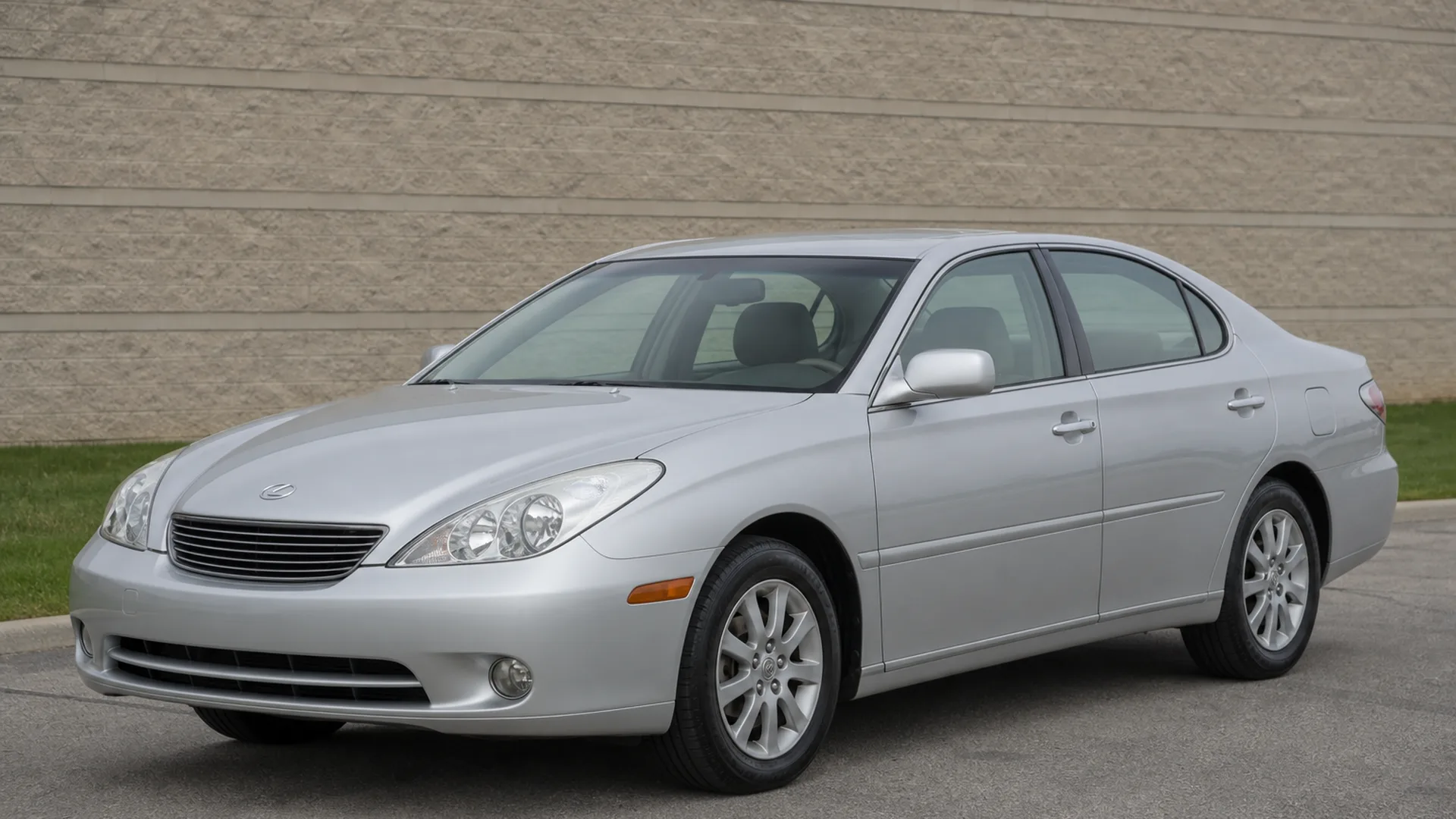 A Lexus ES 330 parked outdoors.