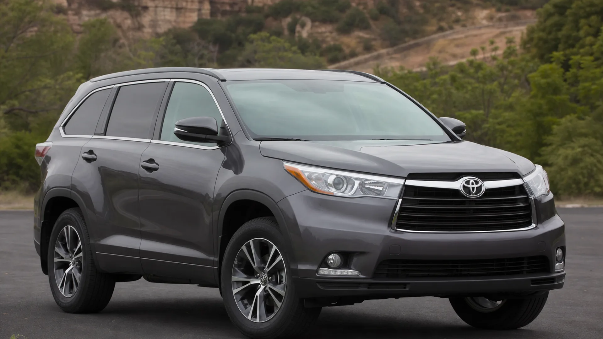 A Toyota Highlander parked outdoors.