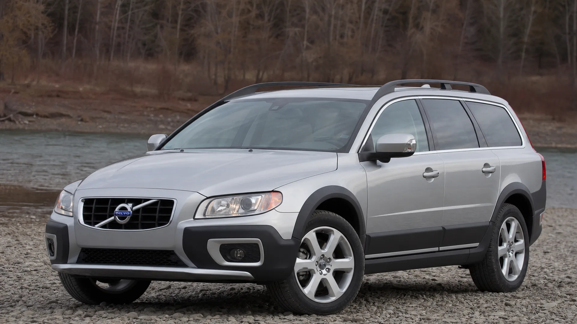 A Volvo Xc70 parked outdoors.