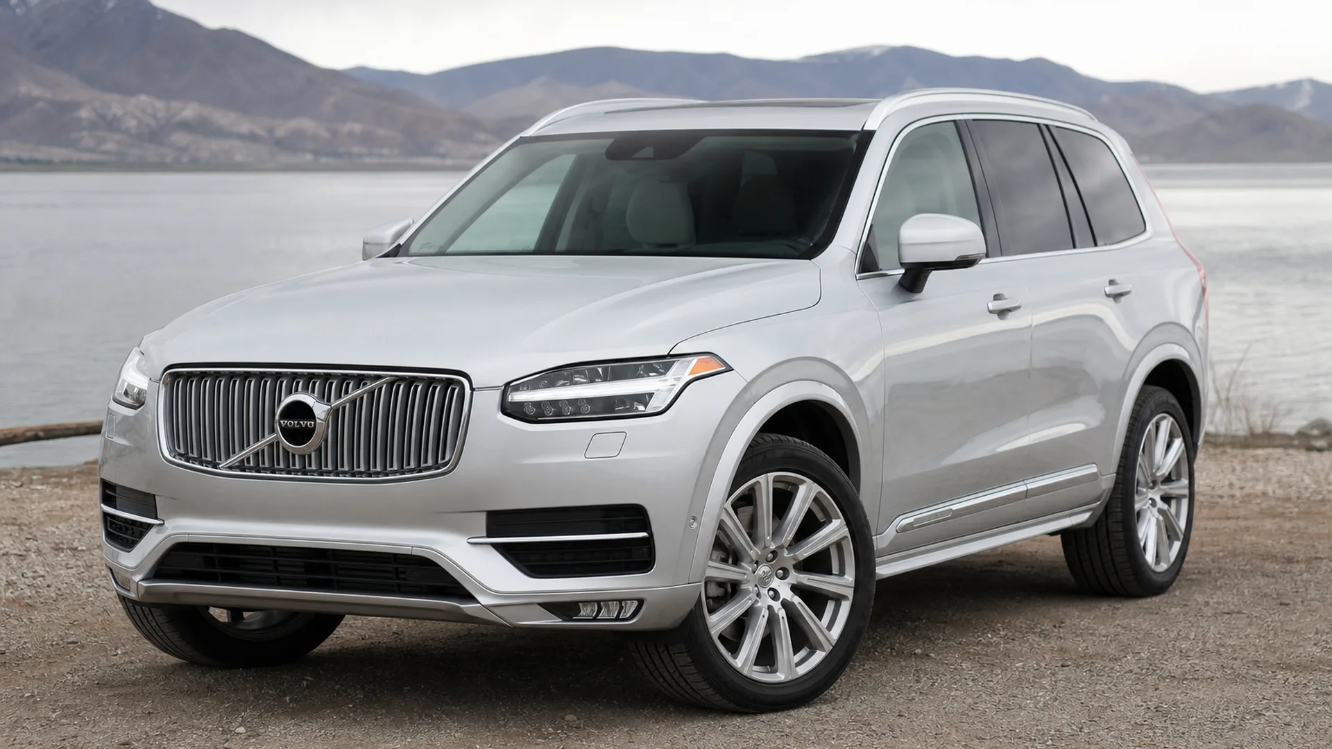 A Volvo Xc90 parked outdoors.
